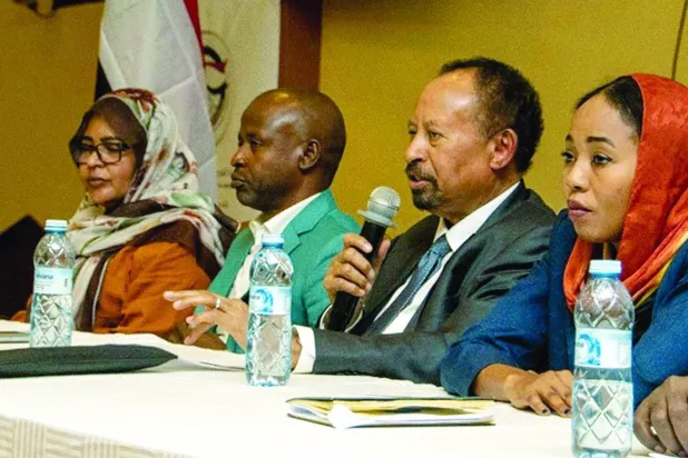 حمدوك رئيس تحالف «صمود» خلال أحد الاجتماعات في لندن (متداولة)