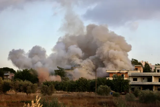 تصاعد الدخان جراء غارة إسرائيلية على جنوب لبنان الخميس الماضي (إ.ب.أ)