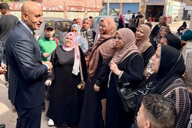 وزير التربية والتعليم المصري يلتقي عدداً من أولياء الأمور في أول يوم دراسي (وزارة التربية والتعليم)