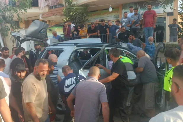 عناصر الدفاع المدني يحاول إنقاذ مواطنين في السيارة التي استهدفت بقصف إسرائيلي في بنت جبيل (الشرق الأوسط)