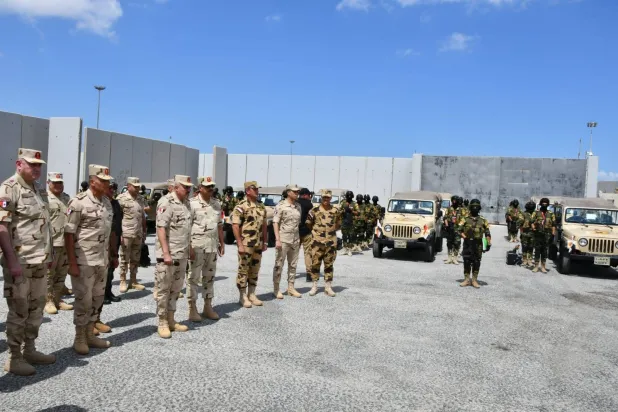 الفريق أحمد خليفة رئيس أركان الجيش المصري يتفقد عدداً من الارتكازات الأمنية بمدينة رفح الحدودية العام الماضي (المتحدث العسكري)