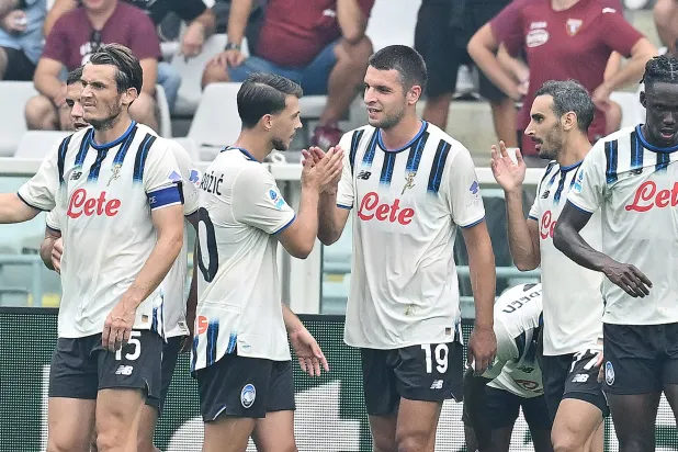 فرحة لاعبي أتالانتا بالفوز على تورينو (إ.ب.أ)