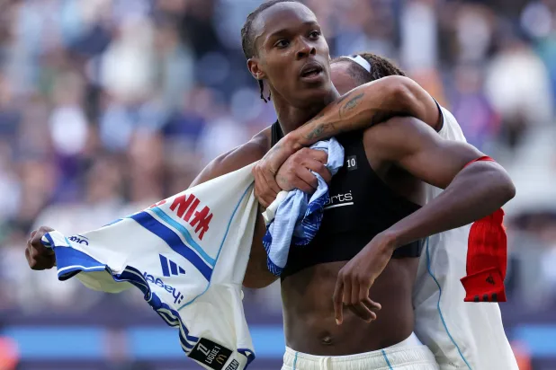 إيمانويل إميغا يحتفل بهدفه في مرمى باريس إف سي (أ.ف.ب)