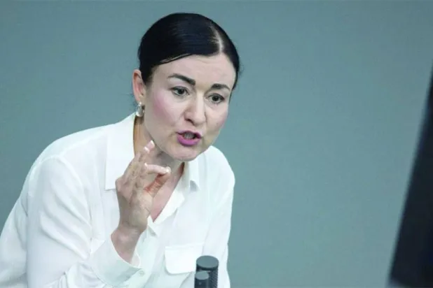 حوار في «شتيرن» الألمانية يطلق جدل «الموافقة قبل النشر»