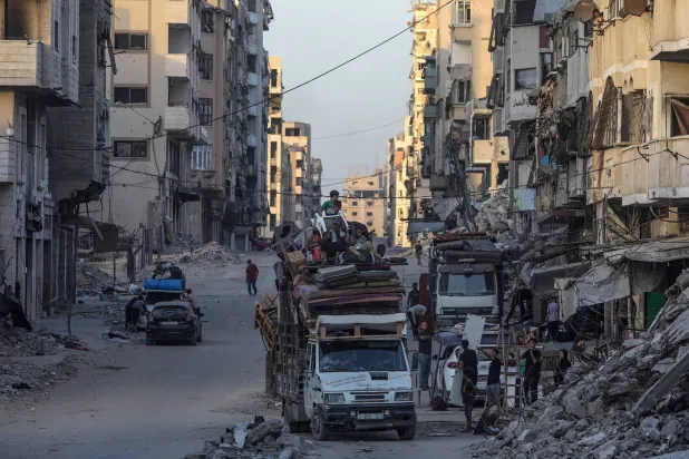 فلسطينيون ينزحون داخلياً من منطقة استهدفتها غارة إسرائيلية في مدينة غزة (إ.ب.أ)