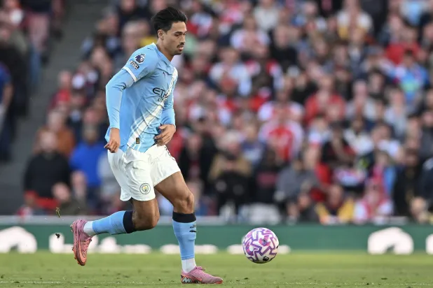 تيجاني ريندرز لاعب وسط مانشستر سيتي (إ.ب.أ)