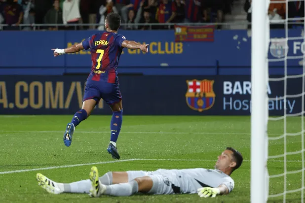 فيران توريس يحتفل بهدفه الأول في مرمى خيتافي (أ.ب)