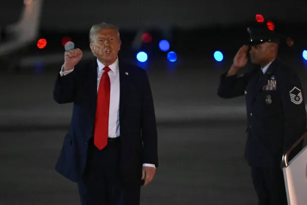 الرئيس الأميركي ينزل من طائرة الرئاسة لدى عودته إلى قاعدة أندروز المشتركة في ماريلاند (أ.ف.ب)