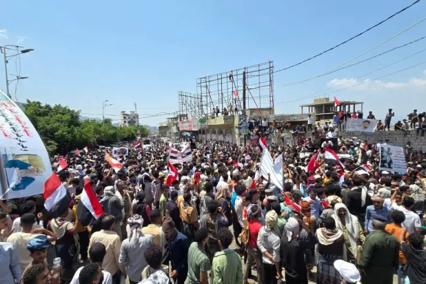 مظاهرات حاشدة تشهدها مدينة تعز ضد الانفلات الأمني بعد اغتيال مسؤولة حكومية (إكس)