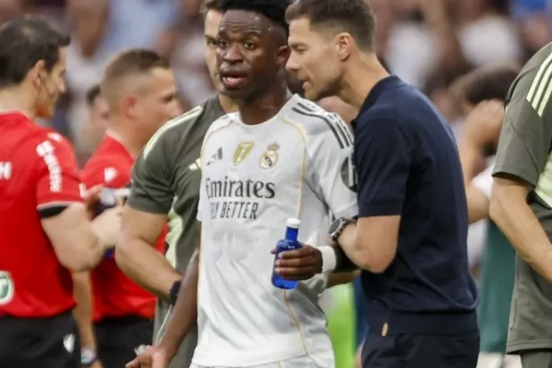 العيون مفتوحة مجدداً على علاقة المدرب شابي ألونسو ولاعبه البرازيلي فينيسيوس جونيور (إ.ب.أ)