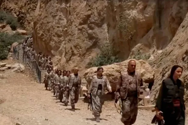 PKK liderleri ve üyeleri, 11 Temmuz'da Irak'ın kuzeyindeki Süleymaniye'de düzenlenen sembolik bir törenle silahlarını bıraktı ve Abdullah Öcalan'ın PKK'yı feshetme çağrısını hayata geçirme kararlılıklarını teyit etti. (Reuters)