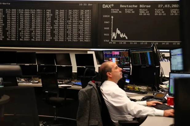 وسيط أسهم يعمل في «بورصة فرنكفورت»... (رويترز)