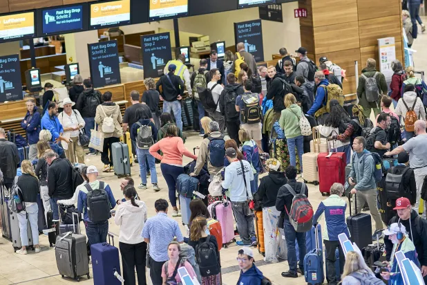 ازدحام الركاب أمام مكاتب تسجيل الوصول بمطار برلين الاثنين 22 سبتمبر 2025 (أ.ب)