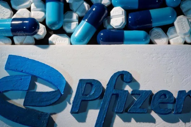 شعار شركة «فايزر» الأميركية (رويترز)