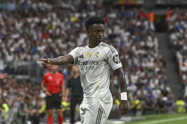 ريال مدريد... بين أزمة فينيسيوس وألونسو والاحتجاج الصامت ضد «البالون دور»