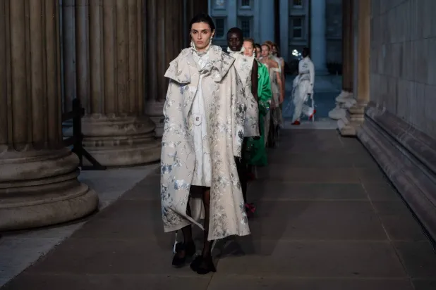 كل لمسات المصمم حضرت في هذه التشكيلة التي تجمع الواقع بقراءة الطالع والمستقبل (أ.ف.ب)