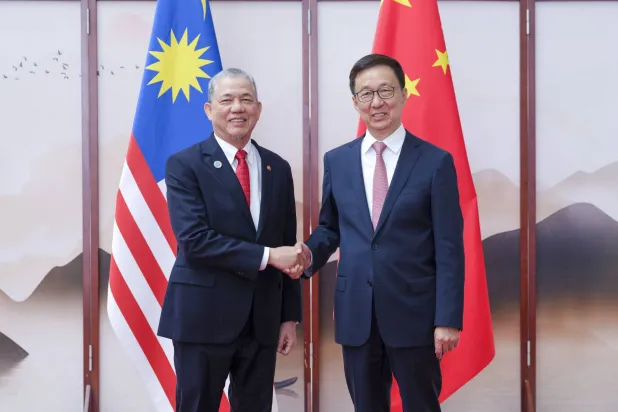 نائب الرئيس الصيني هان تشنغ (يمين) لدى استقباله الأسبوع الماضي نائب رئيس الوزراء الماليزي فضيل يوسف خلال معرض «الصين-آسيان» في منطقة قوانغشي تشوانغ بالصين (إ.ب.أ)