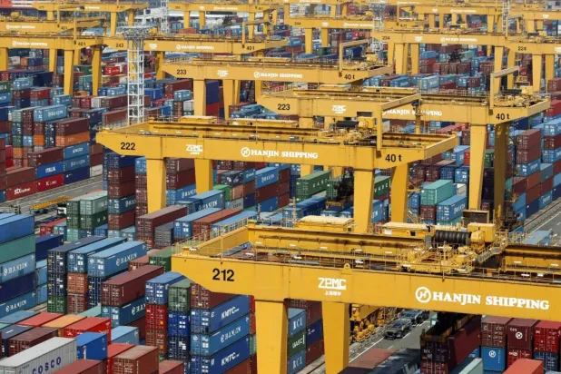 رافعات وحاويات في أحد الموانئ التجارية بكوريا الجنوبية (رويترز)