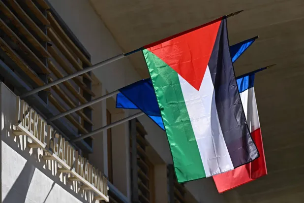 علم فلسطين على مبنى بلدية غرابل قرب مونبلييه جنوب فرنسا (أ.ف.ب)