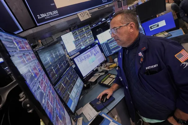 متداول يراقب الشاشات في بورصة نيويورك (أ.ب)