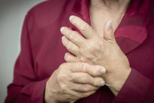 هشاشة العظام حالة خطيرة تصيب ملايين الأشخاص حول العالم (رويترز)