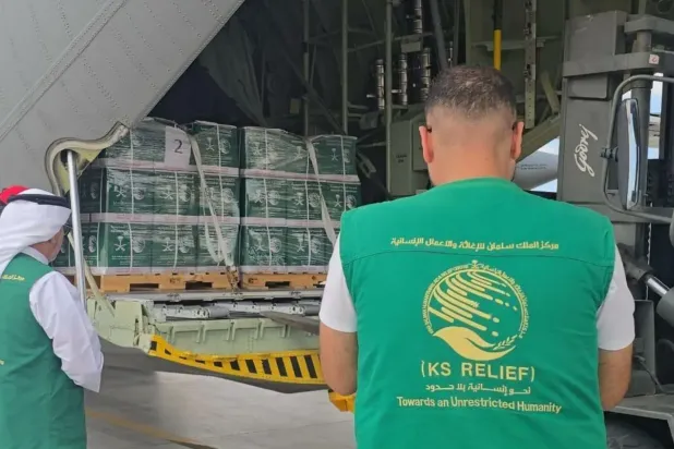 الطائرة الإغاثية السعودية الـ64  تحمل على متنها سلالاً غذائية تمهيداً لنقلها إلى المتضررين من الشعب الفلسطيني في غزة (واس)
