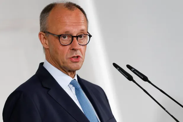 المستشار الألماني فريدريش ميرتس يلقي كلمته خلال مؤتمر صحافي مشترك في مدريد 18 سبتمبر 2025 (رويترز)