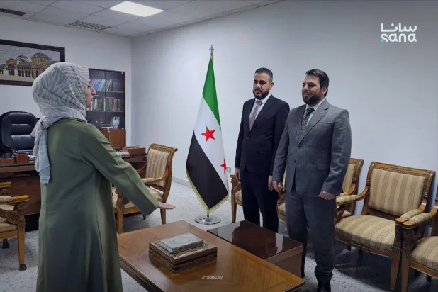 عضو لجنة الانتخابات في الرقة تؤدي اليمين أمام رئيس اللجنة العليا لانتخابات مجلس الشعب محمد طه الأحمد (سانا)