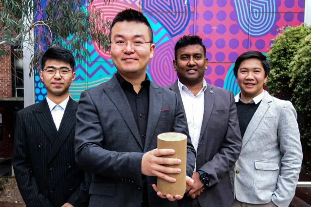 أحد أعضاء فريق البحث يحمل عينة من المادة الجديدة (معهد ملبورن الملكي للتكنولوجيا)