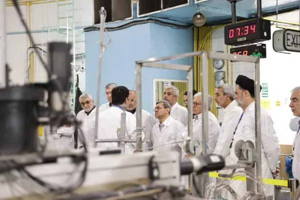 أعضاء «لجنة الأمن القومي» البرلمانية يتفقدون «مفاعل طهران للأبحاث النووية» يوم 9 يونيو الماضي (الطاقة الذرية الإيرانية)