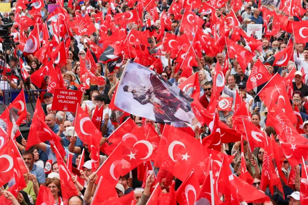 مظاهرة لأنصار حزب «الشعب الجمهوري» احتجاجاً على الملاحقات القضائية التي يتعرض لها (حساب الحزب في «إكس»)