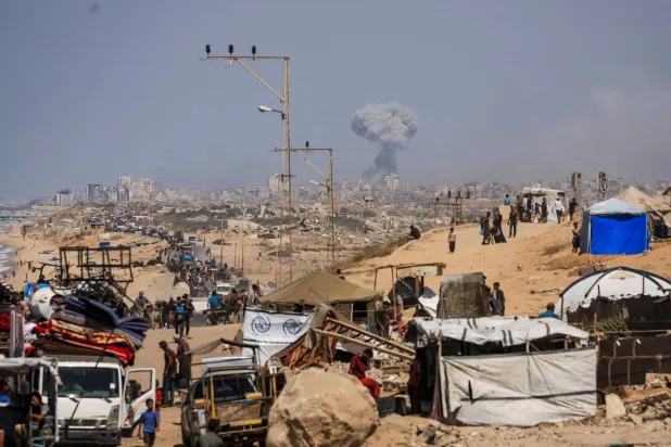 دخان يتصاعد من موقع استهداف إسرائيلي بقطاع غزة في 22 سبتمبر 2025 (رويترز)