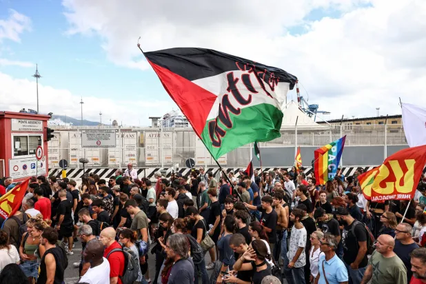 عمال ميناء جنوا الإيطالي يشاركون في احتجاج يوم الاثنين تحت شعار «لنمنع كل شيء» تضامناً مع غزة ويطالبون بوقف شحنات الأسلحة إلى إسرائيل (رويترز)