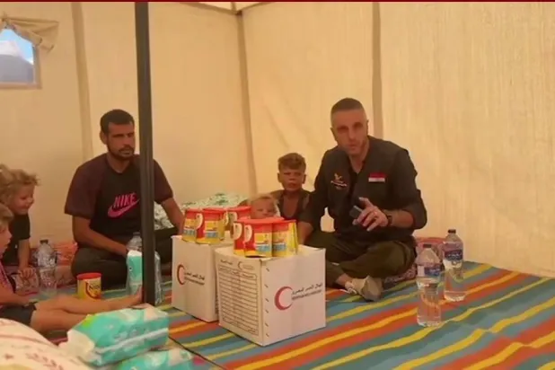 أعضاء اللجنة المصرية لإغاثة أهالي قطاع غزة يسلمون أسرة الطفلين ملابس وأغذية (اللجنة)