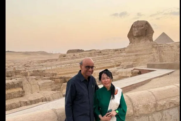 رئيس سنغافورة وقرينته أمام أبو الهول (وزارة السياحة والآثار)