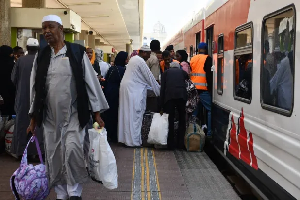 قطار العودة الطوعية قبل توجهه من القاهرة إلى أسوان وعلى متنه مئات السودانيين (مجلس الوزراء المصري)