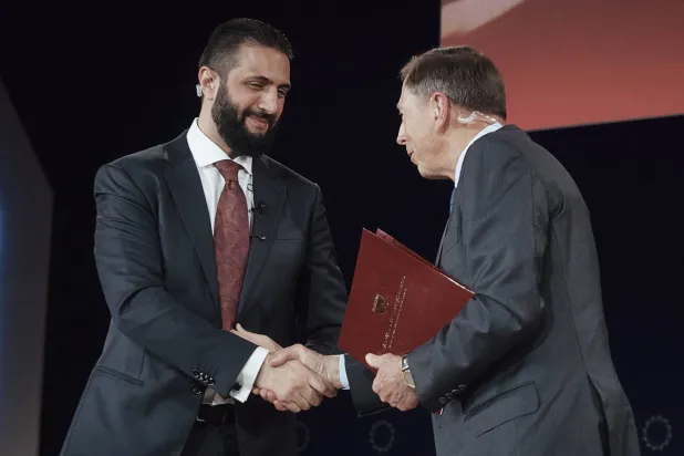 الرئيس السوري أحمد الشرع (يسار) يصافح الجنرال السابق في الجيش الأميركي ديفيد بترايوس خلال قمة كونكورديا السنوية في نيويورك الاثنين (أ.ب)