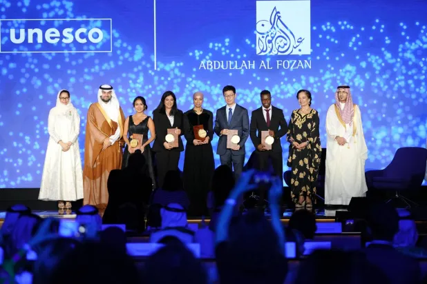 الباحثون الفائزون بالجائزة خلال الحفل في باريس (اليونسكو)