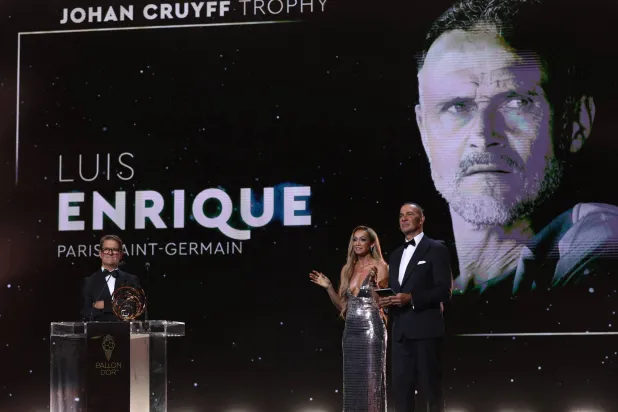 تتويج الإسباني لويس إنريكي مدرب باريس سان جيرمان بجائزة «يوهان كرويف» (أ.ف.ب)