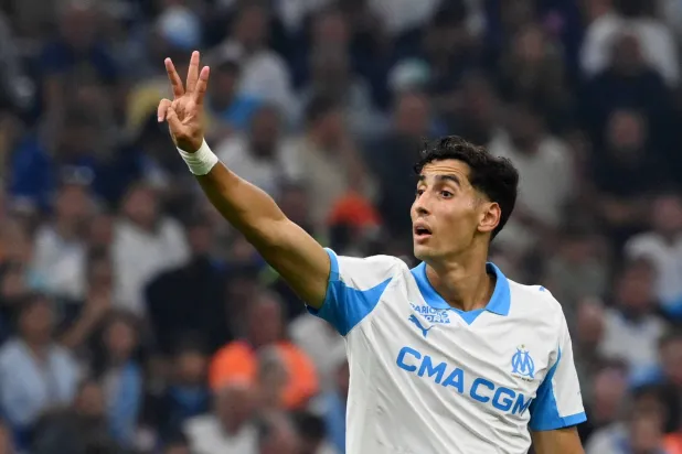 المغربي نايف أكرد يحتفل بهدف الفوز على باريس سان جيرمان (رويترز) 