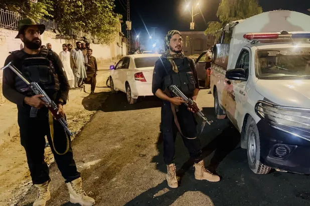 رجال أمن باكستانيون يتفقدون موقع انفجار في تشامان باكستان 18 سبتمبر 2025 (إ.ب.أ)