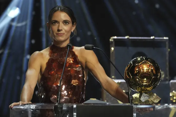  الإسبانية أيتانا بونماتي تحتفل بجائزة الكرة الذهبية (أ.ب)