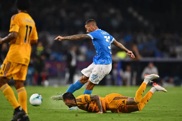 نابولي هزم بيزا بصعوبة وتصدر السيريا إيه (د.ب.أ)