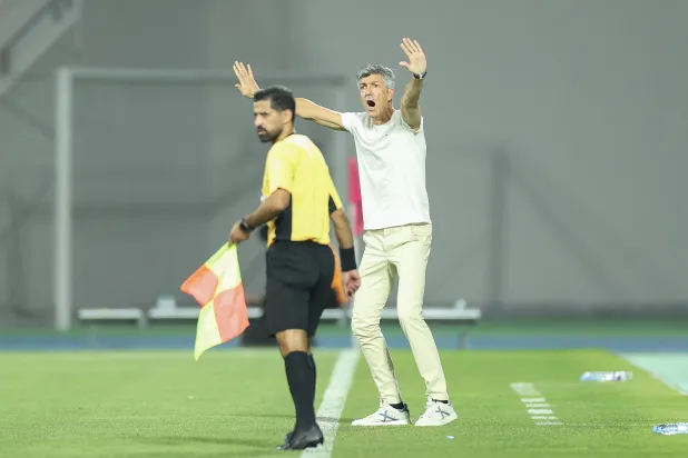 الإسباني إيمانويل ألغواسيل مدرب فريق الشباب (تصوير: عدنان مهدلي)