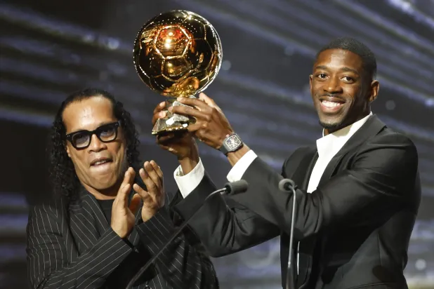 النجم الفرنسي يحتفي بالكأس الذهبية (إ.ب.أ)