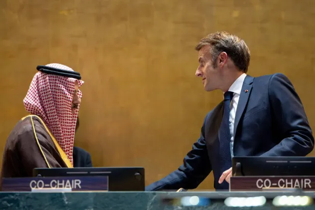 Konferansın başlamasından önce Fransa Cumhurbaşkanı Emmanuel Macron ile Suudi Arabistan Dışişleri Bakanı Prens Faysal bin Ferhan Al-Suud ile tokalaşırken (Suudi Arabistan Dışişleri Bakanlığı)
