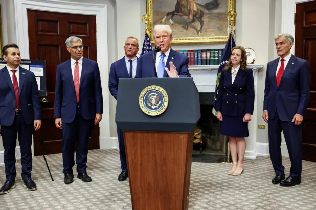 الرئيس الأميكي يتحدث وخلفه وزير الصحة الأميركي روبرت كينيدي وعدد من مسؤولي الصحة في البيت الأبيض (رويترز)