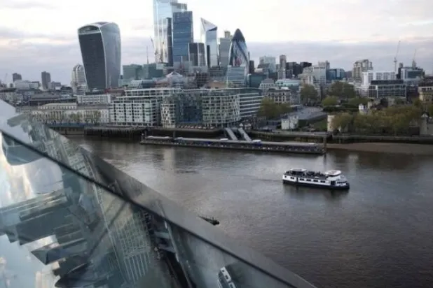 إطلالة عامة على ناطحات السحاب في منطقة المال والأعمال «ذا سيتي» بلندن (رويترز)