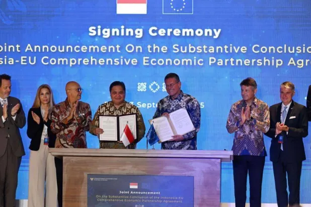 وزير الاقتصاد الإندونيسي ومفوض التجارة الأوروبي بعد توقيع اتفاقية التجارة الحرة في جزيرة بالي الإندونيسية يوم 23 سبتمبر 2025 (أ.ف.ب)