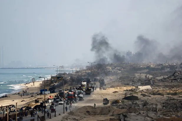 فلسطينيون نازحون من شمال قطاع غزة بسبب العملية العسكرية الإسرائيلية وأوامر الإخلاء التي يصدرها الاحتلال للسكان في مدينة غزة (رويترز)